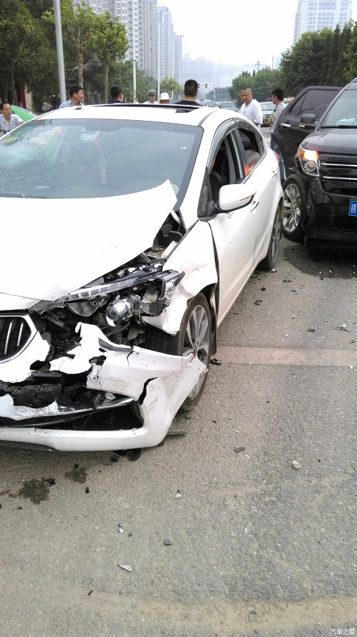 不到1年的车前几天出事故了不知道还能卖多少钱