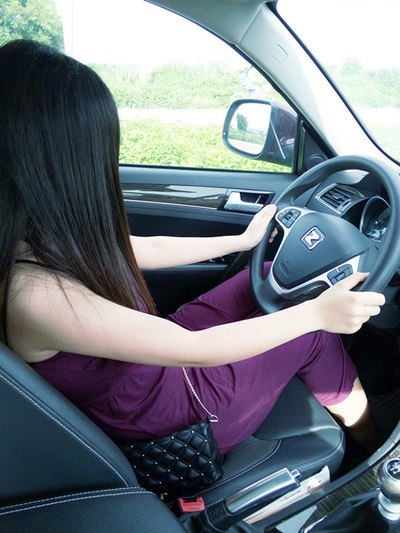 老婆说她要开车,因为是新车我自己也想开,她就不理我了,好吧,还是给她