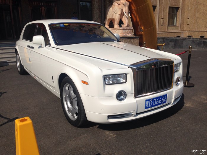 偶遇白色劳斯莱斯幻影