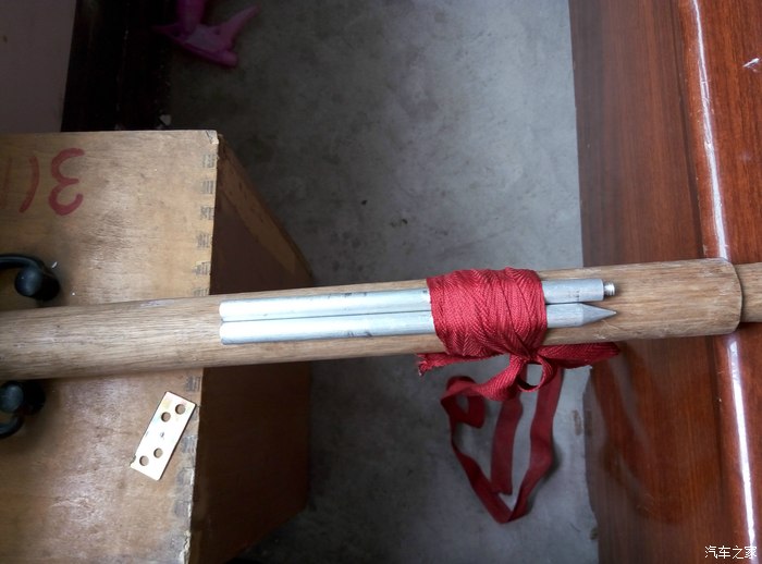 这是我制作的模具,两根圆铁棍绑在一根大棍上.