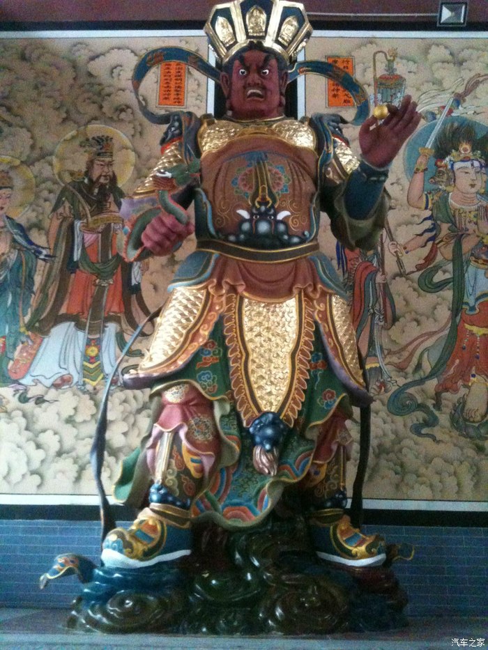 西方广目天王,持蛇(赤龙),护持西牛贺洲