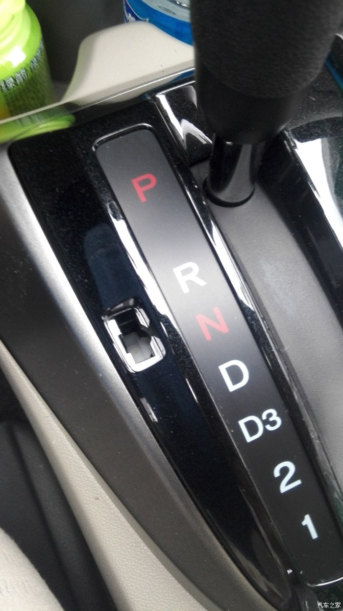 自动挡r档位左边的小洞口干嘛用的?