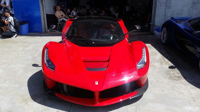 拉法拉利laferrari 和 迈凯轮p1 直线加速巅峰对决