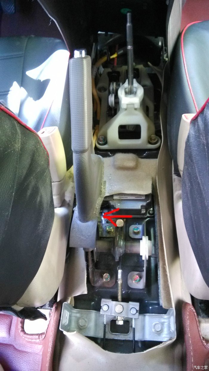 螺丝拧完就可以把这个掀起来了,箭头位置就是手刹灯开关了