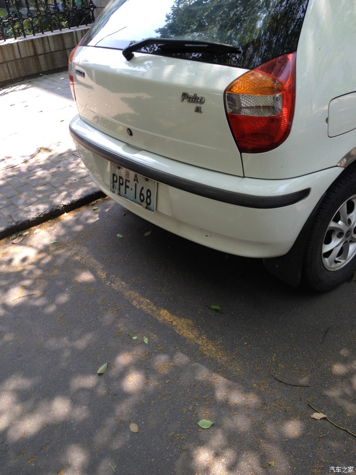 这个是在闸弄口的老小区,艮山支一路上看见的,白车牌