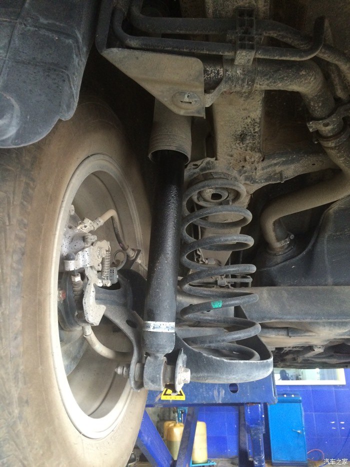 避震器漏油了