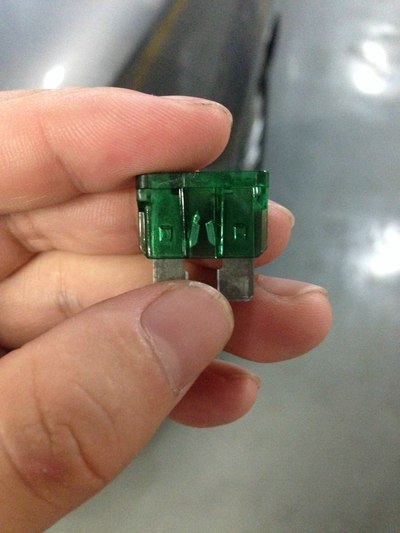 但28号下午发现座椅无法调节,到店里检查,发现后面的保险丝已烧断