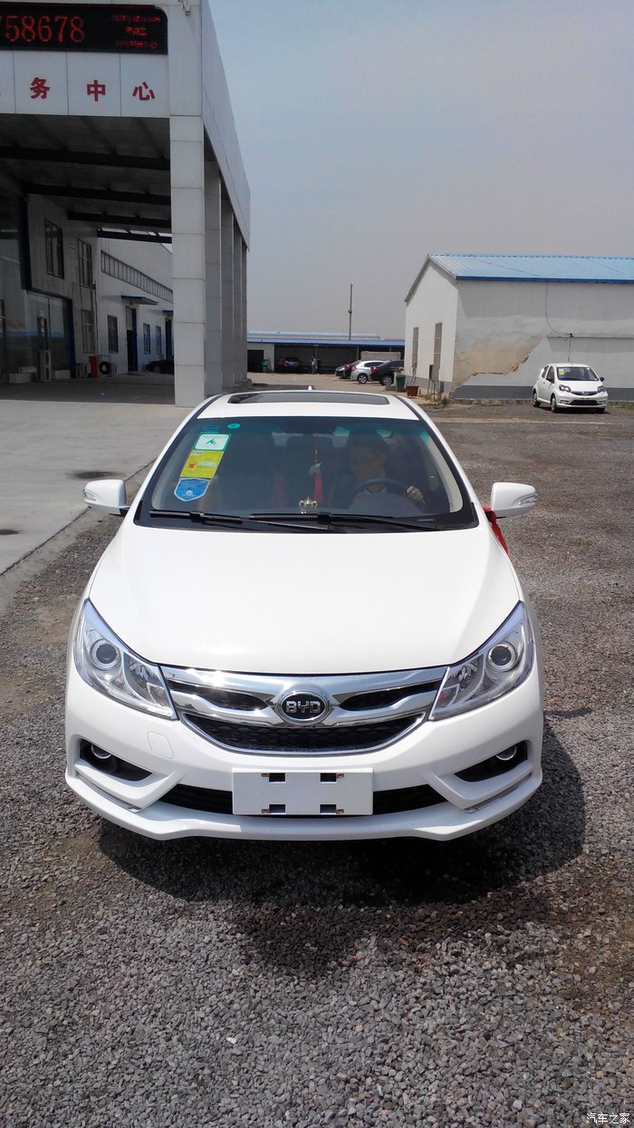 车子正面照,各种标签都还在