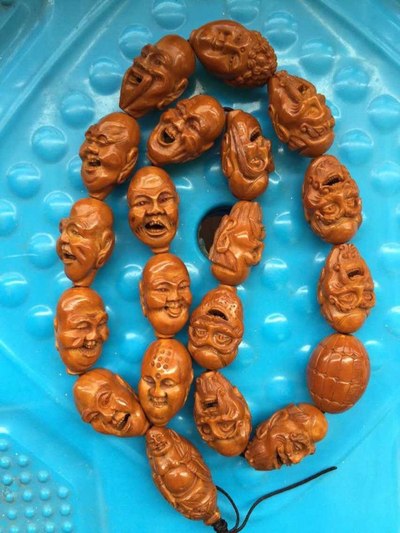 周春林的橄榄核十八罗汉核雕 15年前的 大概值多少钱啊 知道吗