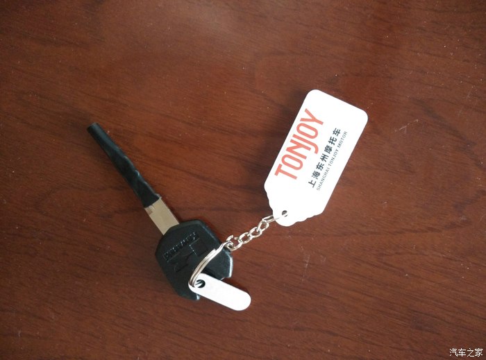 钥匙和东洲的磁卡,刷一下就能显示车辆信息