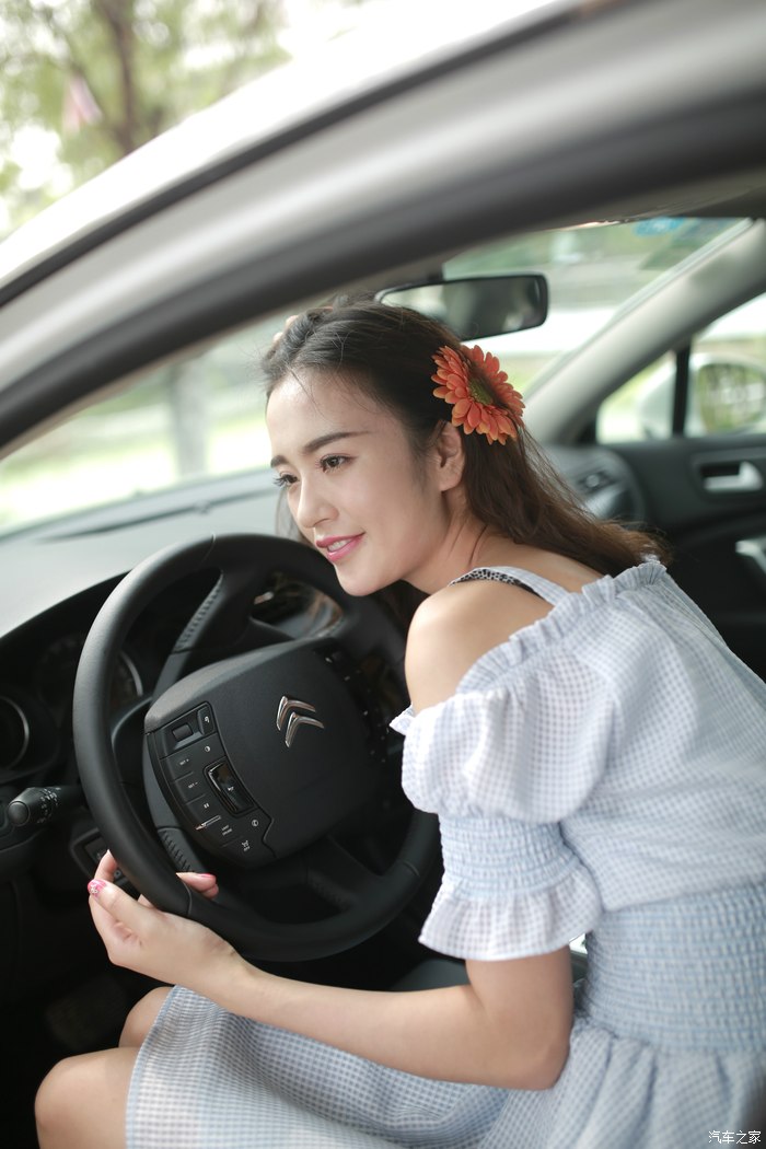 大片来袭,媳妇儿助阵当车模