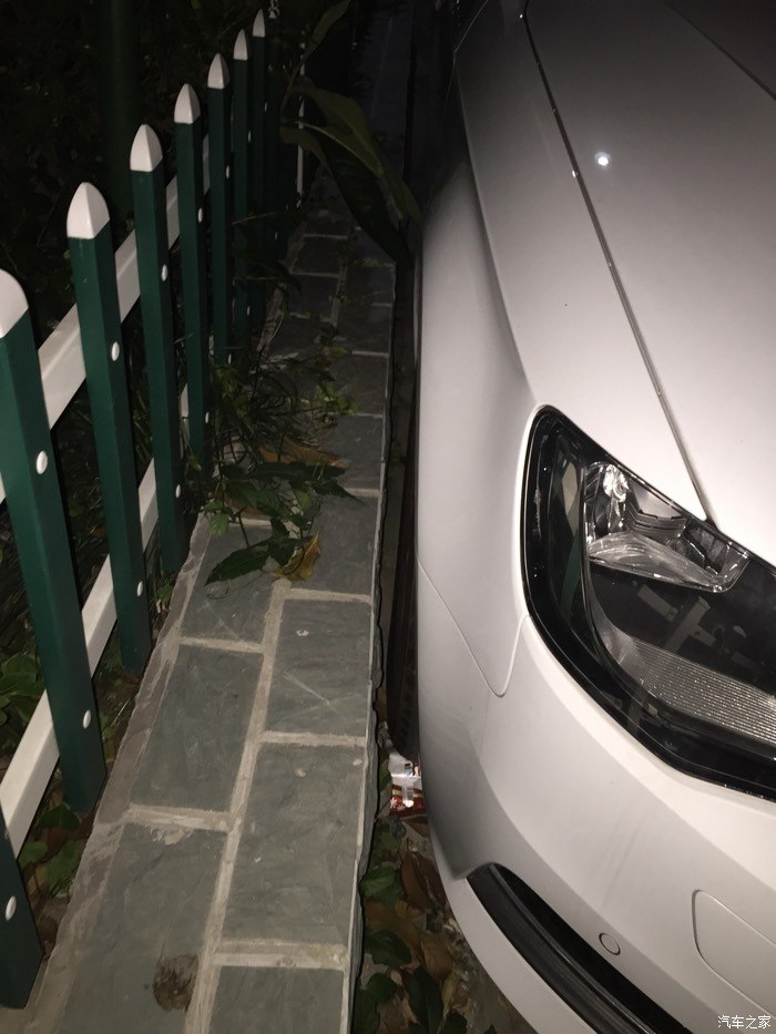 去朋友家玩看到一辆神停车.