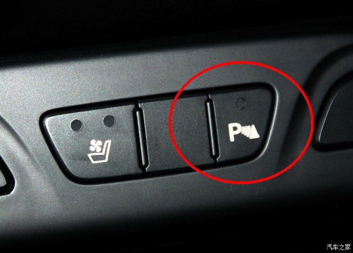 领先型的倒车雷达开关在这儿