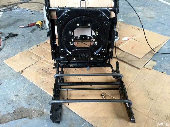今天去4s安装自己网购的中排座椅旋转底盘(改装过程在17和44楼)