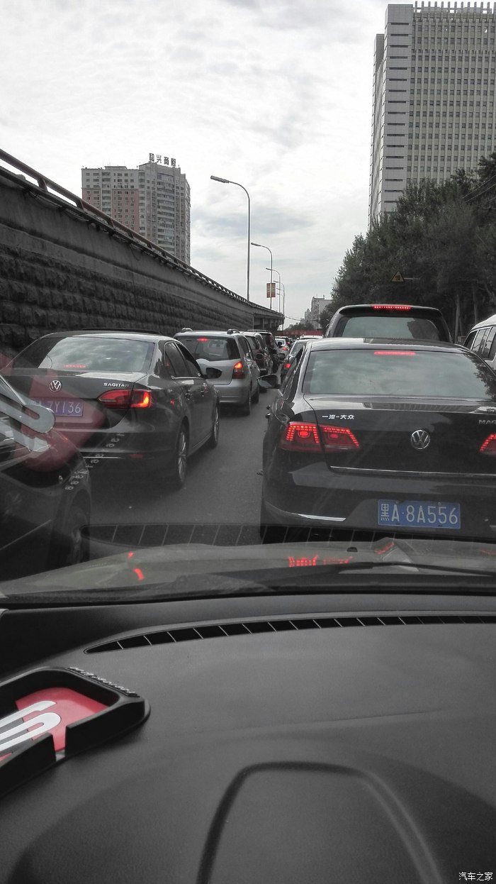 我就想问问你们上班的路也天天这样堵吗