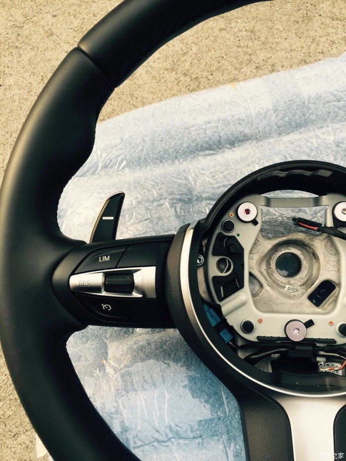 出几乎全新带刀锋丁字裤方向盘一个,带原厂气囊.