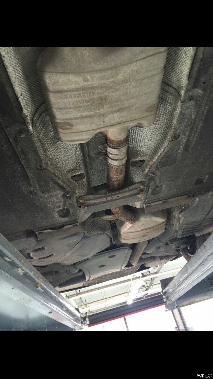 大家帮我看看这个车底盘装发动机护板了吗