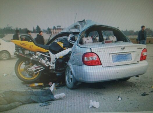 也太**了点,这摩托车也是够拼得了.太吓人了.