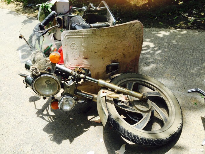 摩托车减振弯曲,大灯全烂