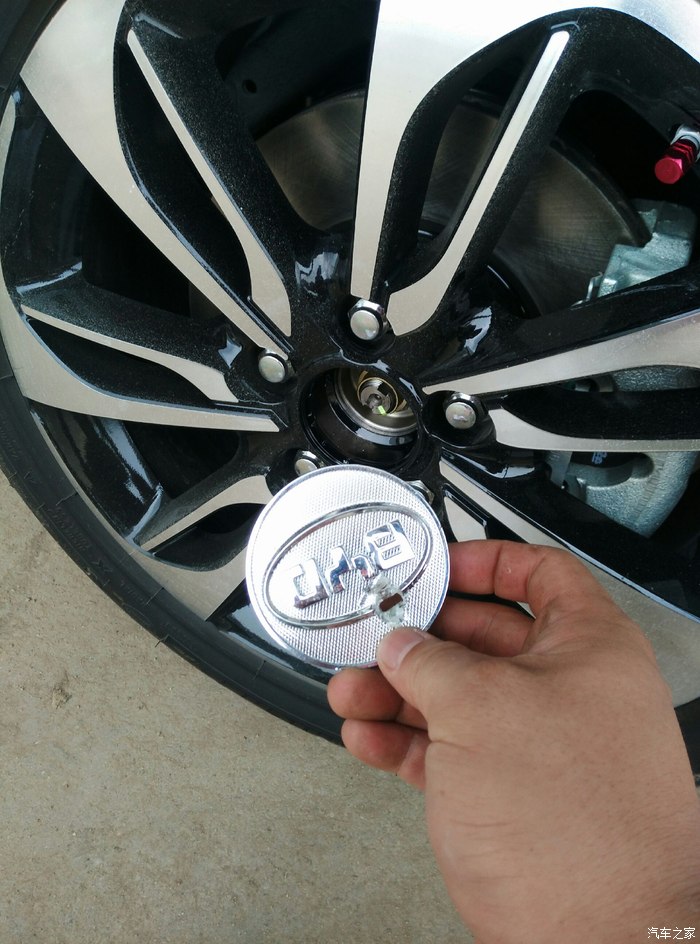 暴力拆轮毂标.换太阳能轮毂灯