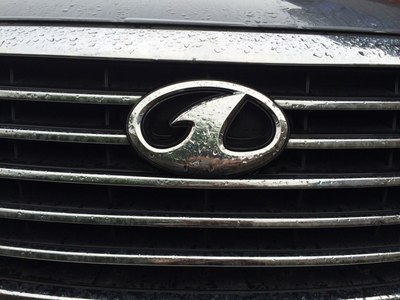 简洁,与奔驰的三叉标有异曲同工之妙(当然只是从车标设计来讲,车和