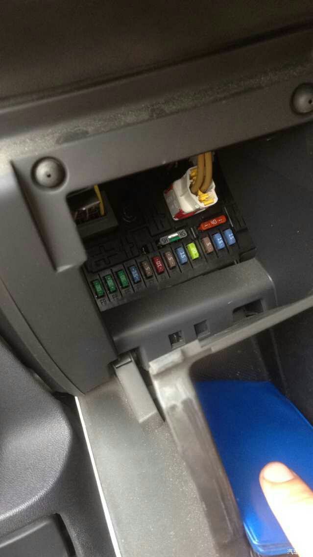 各位哪个是前面点烟器保险丝啊!