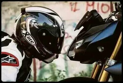 求一张照片 带着头盔亲吻机车那个 特别有感觉