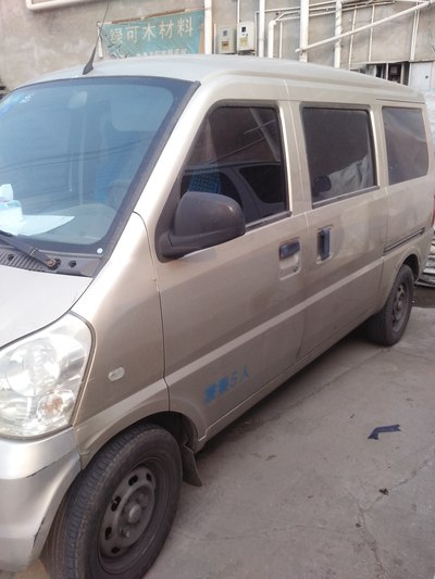 看看是面包吧,就算贴着护栏他拉货也是违法,不信自己去问,我住的附近