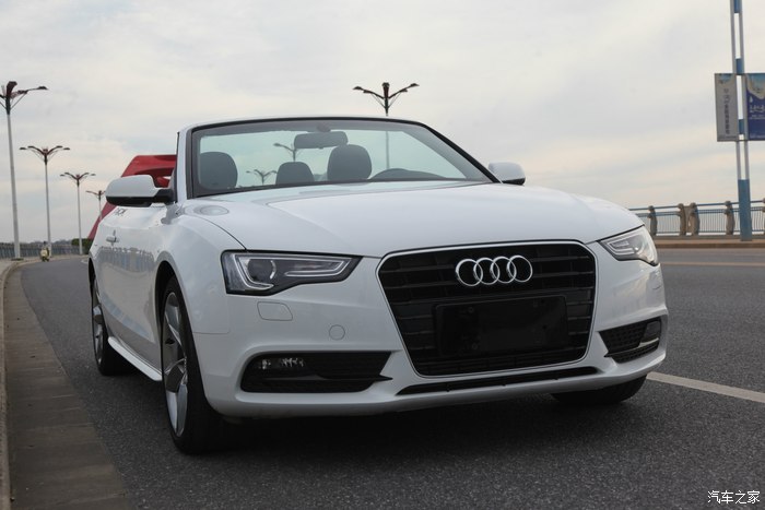 奥迪a5白色敞篷68万