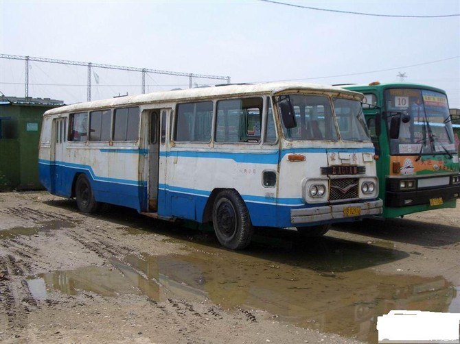 老式铰接公交车图片