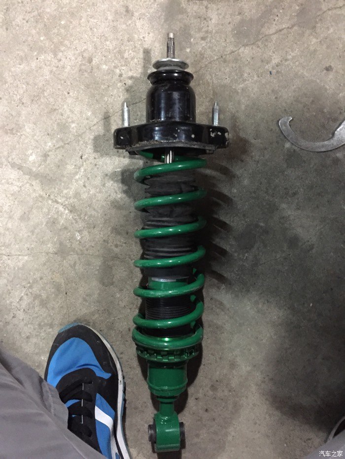 后避震 塔顶怎么一边一边低?求解释.