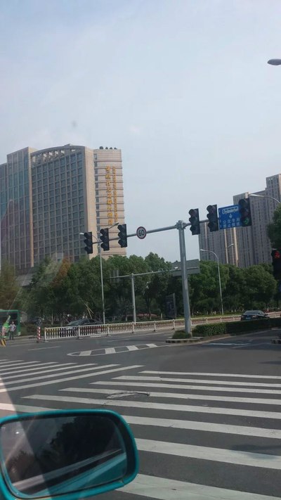 但是丝毫不影响我愉快的心情,一路跟宁波的哥 快到酒店最后一个红绿灯