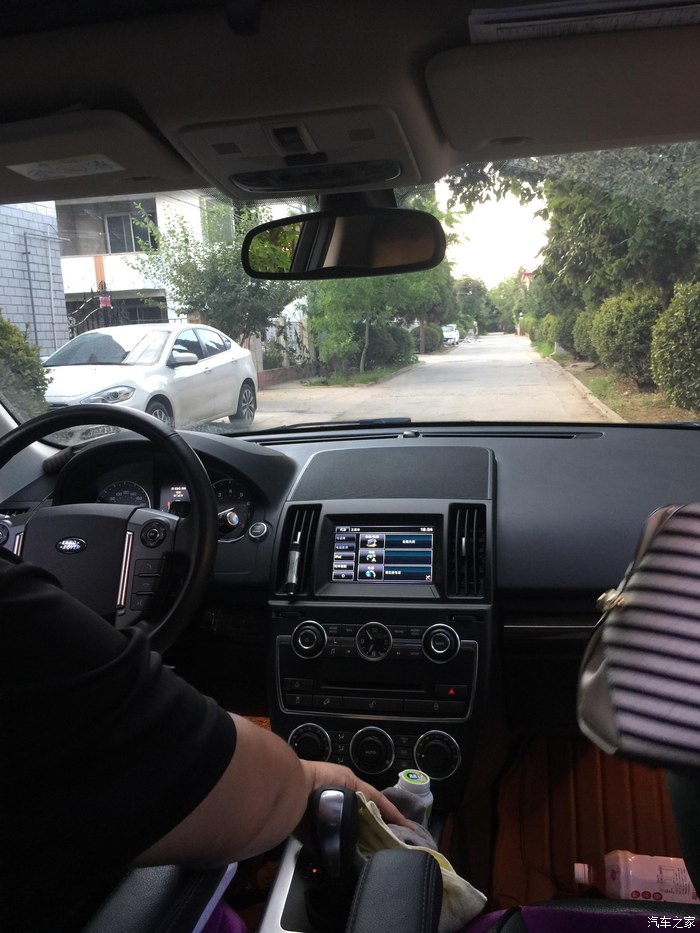 今天坐了一下神行者虽然不是一个级别车,貌似也捕捉了一些路虎后排