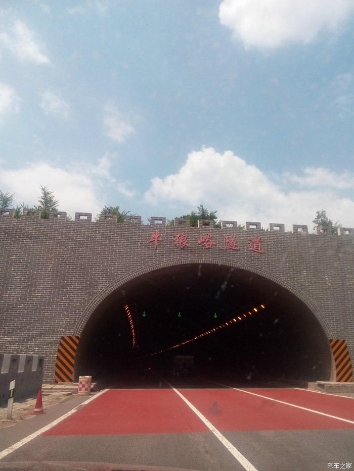准备进入牛狼峪隧道.
