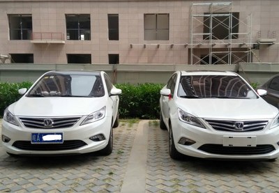 邻居车两台车模样拍个合影只他改日间行车灯而我觉无所谓