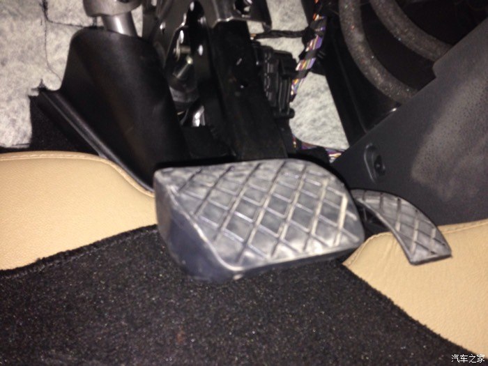 各位油门踏板位置都这样的吗?总觉少了什么!