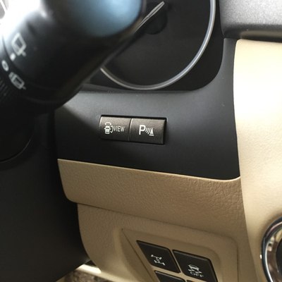 给你图自己看,一个是倒车雷达开关一个就是360度按钮了