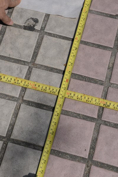 两侧各预留10公分后,车身宽度是216cm