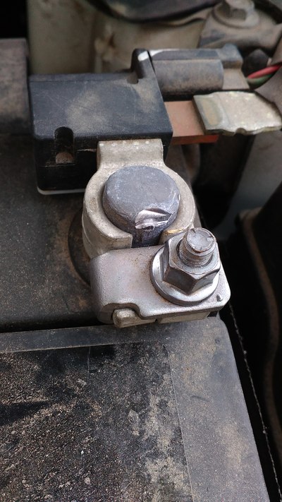 [手残没办法][电瓶相关]电瓶接线柱被刮了,没事吧?