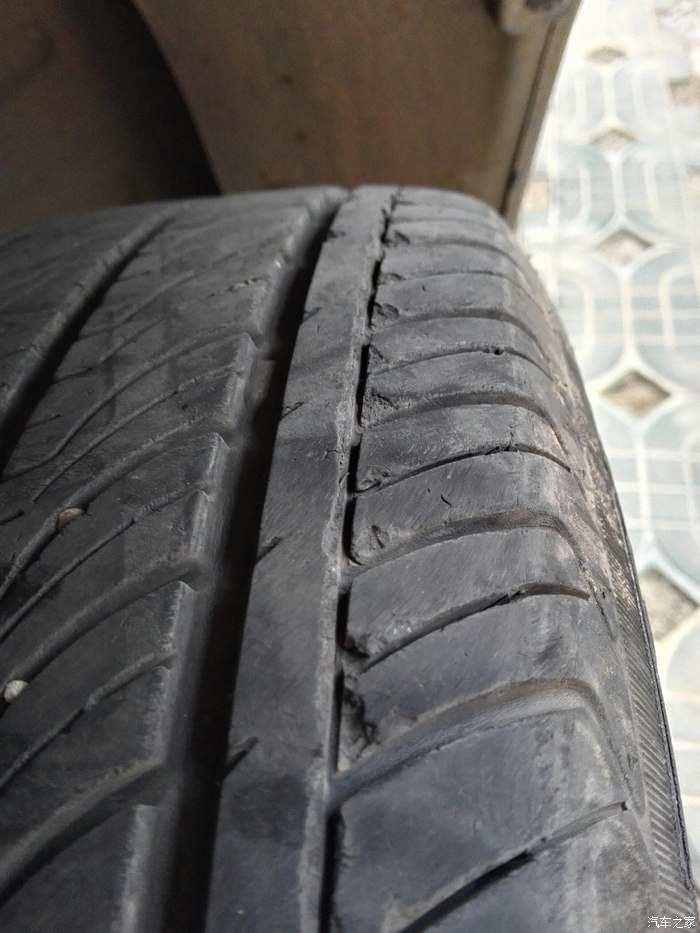 33万公里不到两年车轮胎掉渣羽毛状片