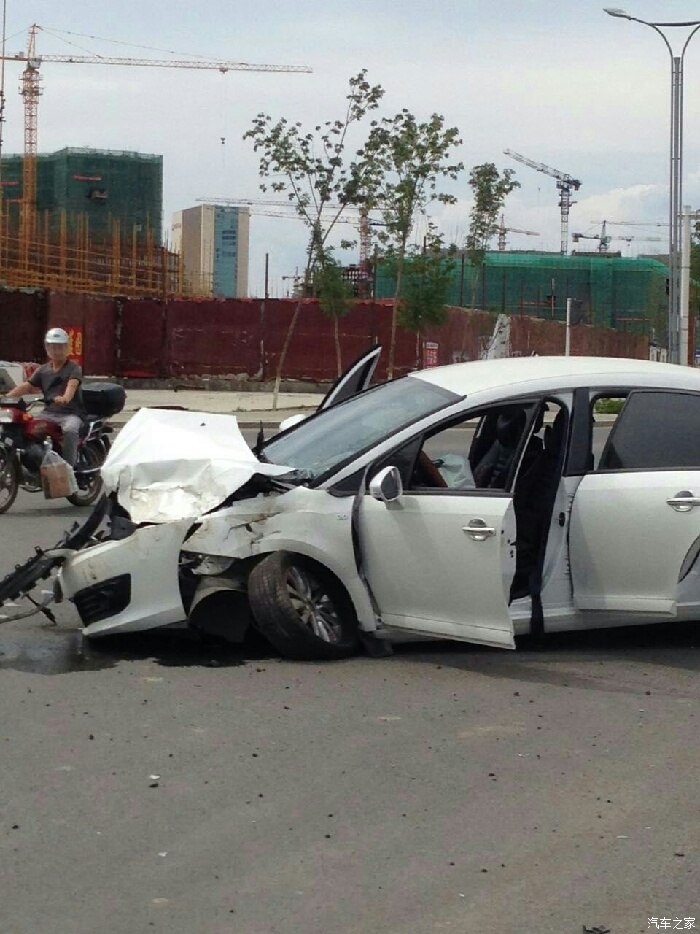 白色世嘉激烈碰撞今天的惨烈车祸