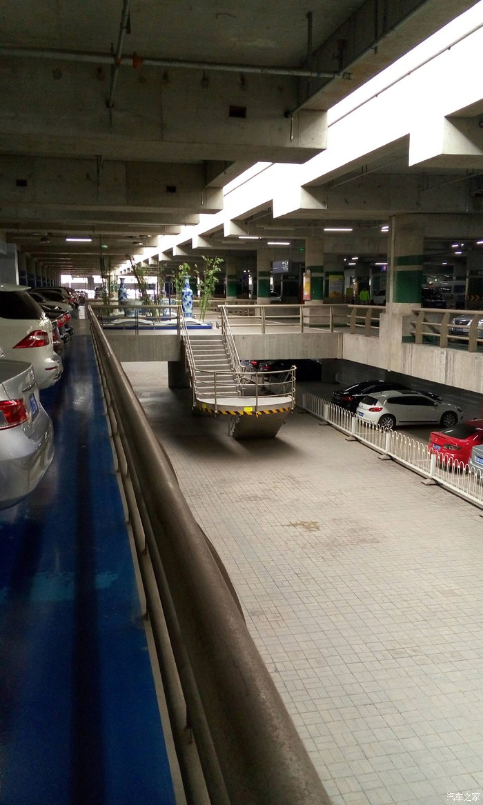 三亚机场停车场图片