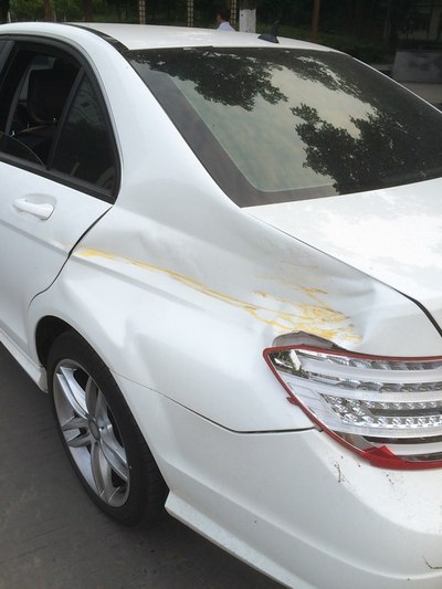 车被撞了,懂车的朋友麻烦看下呢_奔驰c级论坛_手机汽车之家