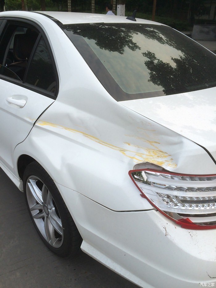 【图】车被撞了,懂车的朋友麻烦看下呢_奔驰c级论坛_汽车之家论坛