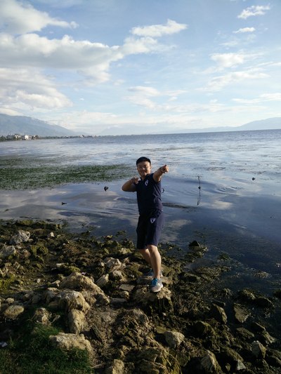 这是本人去年环川西云南丽江大理时在大理洱海边的照片,绝对真实!