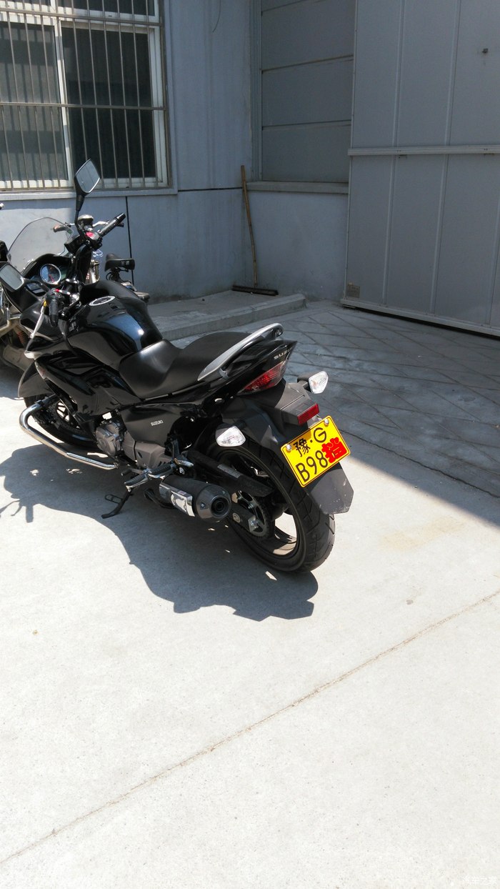 现在上牌,摩托车就一个牌,只有个尾牌,没有前轮拍照了.