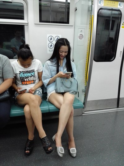 坐地铁,看到一个可爱美女,忍不住拍了下来