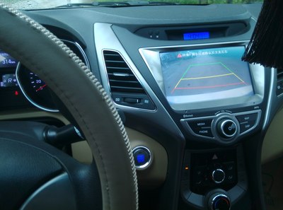 现代朗动汽车 启动后 中控台显示屏亮  可以正常行驶  倒车影音  也