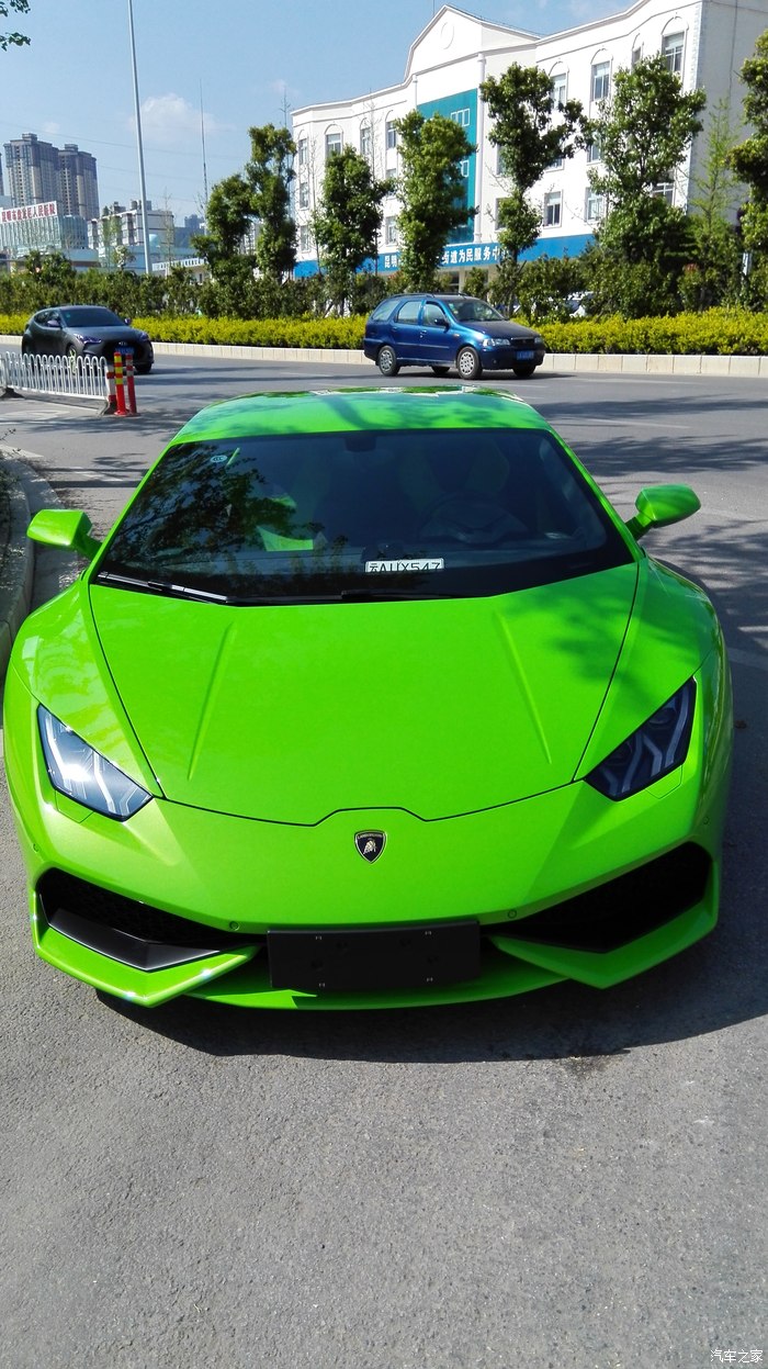 路过白龙路看到一张兰博基尼