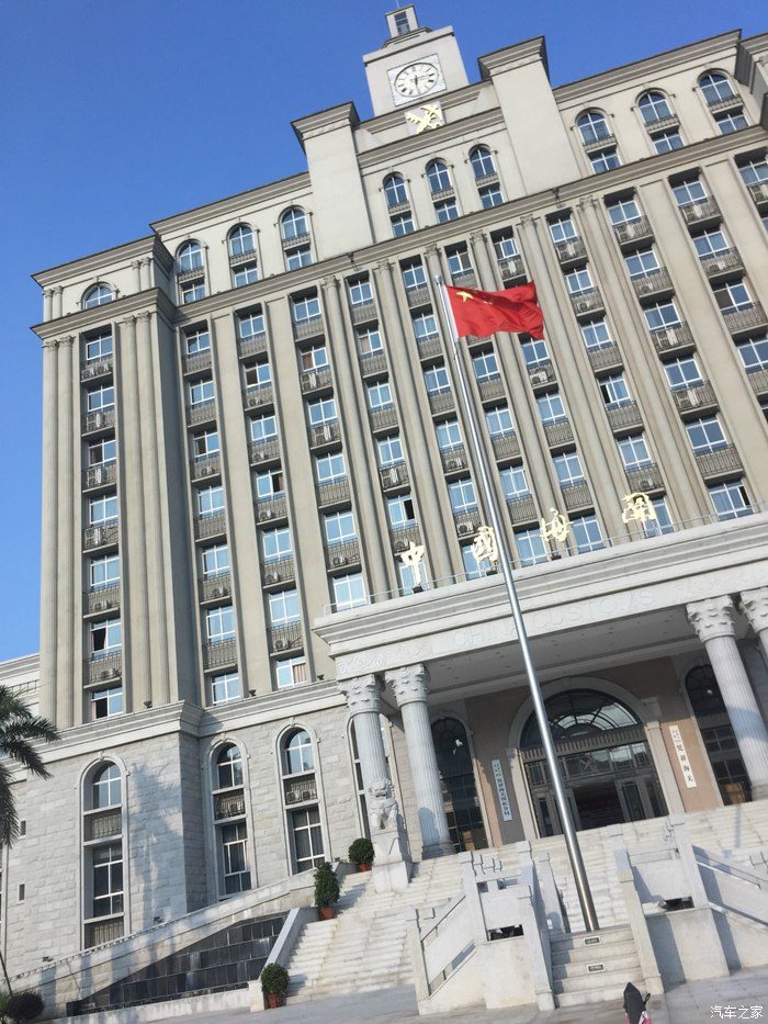 一下高速就是凭祥海关的大楼,修得很气派.据说凭祥经济八成靠海关.